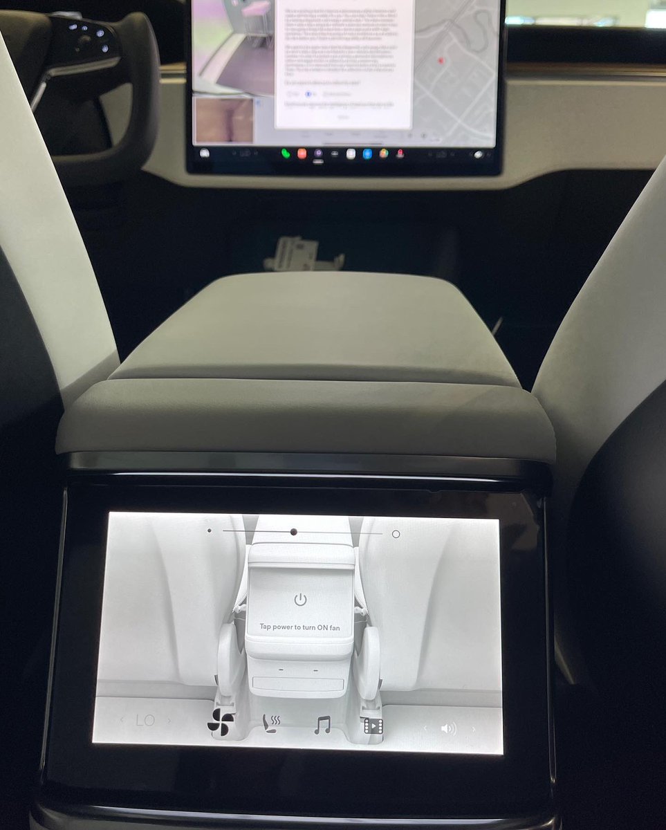 Sean_XXIII's tweet photo. Welcome Storm Trooper 2.0 to the world 👍🏼
@Tesla @TeslaMotorsClub 
Thanks @elonmusk 

#ModelX #ModelXrefresh #Tesla #EV #Elon #YokeSteering https://t.co/LVbiWWnZsK