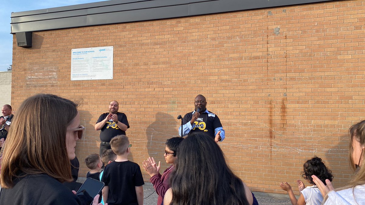 MotalaSM's tweet photo. @Glendale_PS the GlendaleGrizzlies! https://t.co/tqmak5sbzO