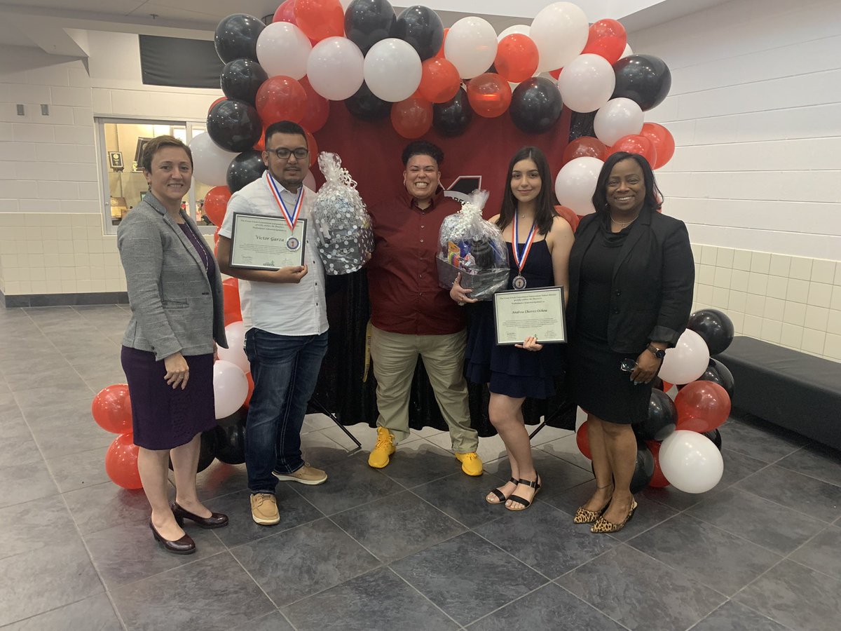 Celebrating the power of bilingualism and biliteracy with our senior students. Congratulations on your performance acknowledgments to our bilingual, bicultural and biliterate students!@eslgccisd