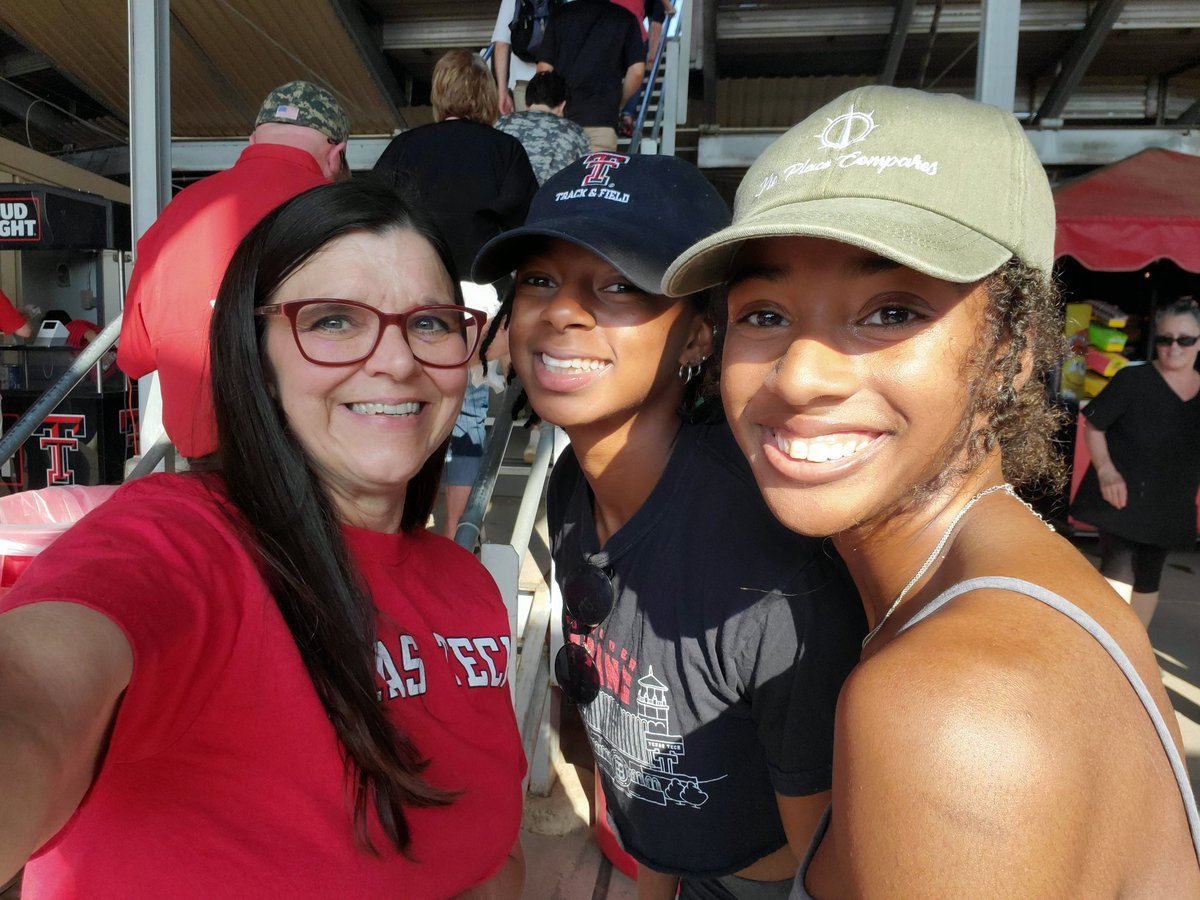 GruvyGurl's tweet photo. Omgosh! I'm in #FanGurl heaven! I finally got to meet women's Track &amp; Field 👑Queens👑, @_calliewallie_ and @SidneySapp!!! These women can #JUMP!!! #LuckiestGurl #NotJustaHashtag #WreckEm #RRFL https://t.co/1ypc1hXPlc