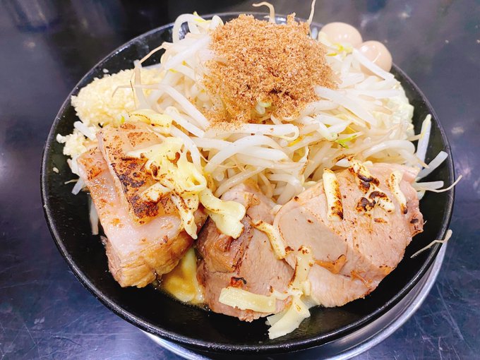 昨日は麺でる川崎店808ismさんに行ってきた!二郎系だけど、かなり入りやすくて開放感もあり、何よりラーメンがめちゃくちゃ美味かった!あと謎に僕の色紙も置いてもらってるので近く寄った人は是非見てみてほしい。
限定も週3くらいで入れ替るし、全部美味しい!オススメ!

https://t.co/cCIVAJ9ySW 