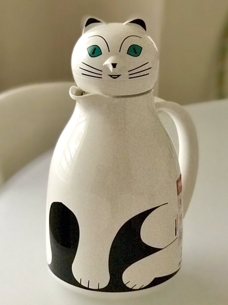 温活で白湯を飲むために猫型魔法瓶を購入。

PAPUWAで突然シンタローと一緒に出現していた謎の猫は、当時アシスタントちゃんが20歳の愛猫の話をよくしていたので描きました。 柴田亜美

#南国少年パプワくん 
#PAPUWA 