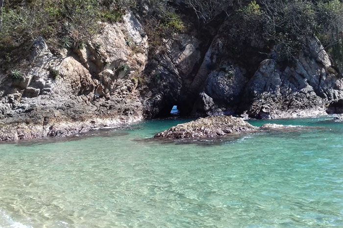 vozmichoacan's tweet photo. #ConoceMichoacán 🧳Una enorme alberca natural azul turquesa aguarda en la costa michoacana: ‘El Túnel’ de #Pichilinguillo 👇
https://t.co/SWFwYim4h5 https://t.co/ZhDdJ5nXnM
