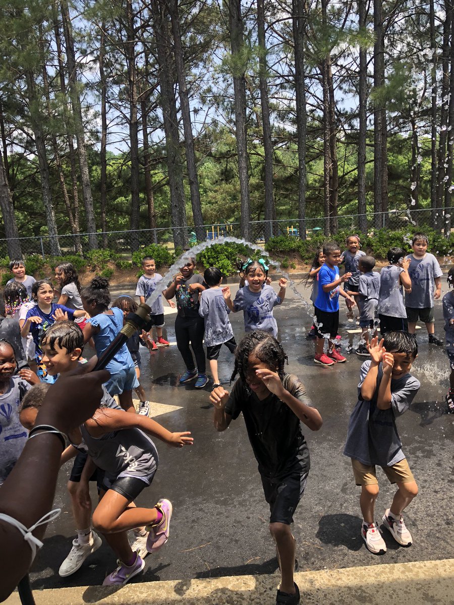 CathcartAbby's tweet photo. Field Day 2022 highlights @LockheedElem #feildday #endofschool https://t.co/FgXzRfzAEn