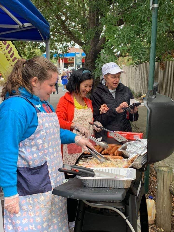 The greatest travesty of this year's #AusVotes2022 for me is the inability to provide the MOST important public service: the #democracysausage stall with <a href="/achillesintl/">Achilles International</a> Melbourne as my local polling booth at Hughesdale community centre is not open 😢 (pic was taken 3 years ago)