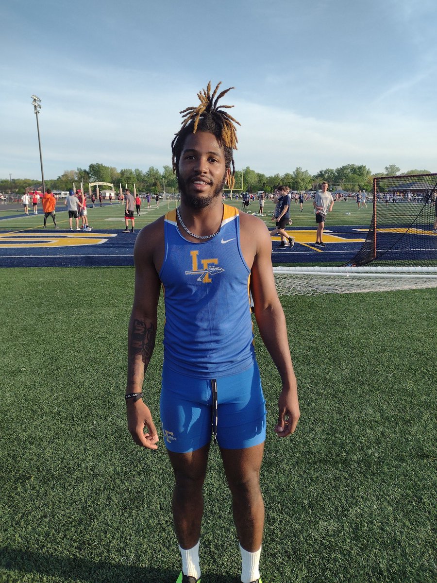Jahari Scott NEW SCHOOL RECORD IN THE 100M DASH!

10.64 AUTO TIME AT SECTIONALS!