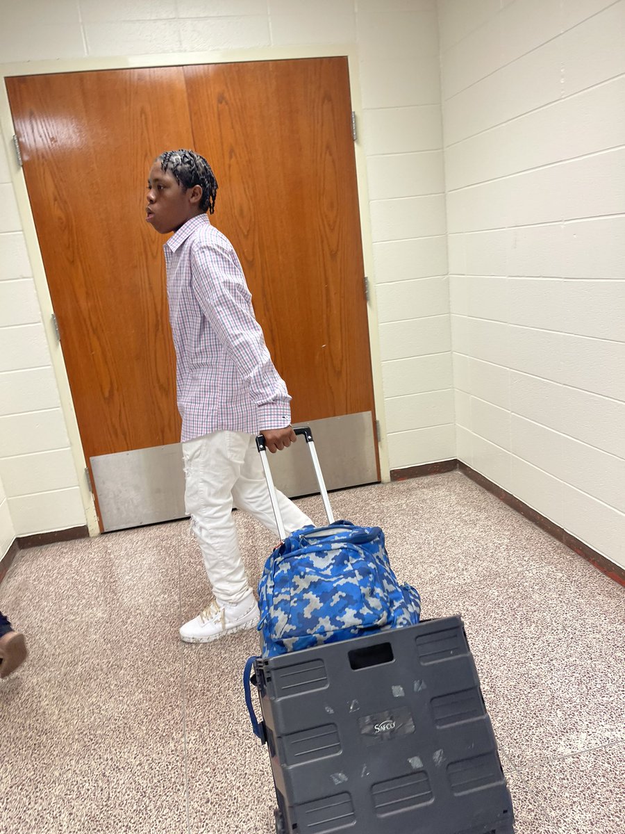 CentralMagnets's tweet photo. Thank you @CTMontessori1 for allowing our T &amp; L magnet students to collaborate with your teachers all year. Today freshmen Mar’Keyse was able to teach two 5th grade classes lessons he prepared. We can’t wait to see what the future holds @JCPS_CTE @JCPSAsstSuptHS @JCPSHighEA_MAC https://t.co/r6VzctNU1Y