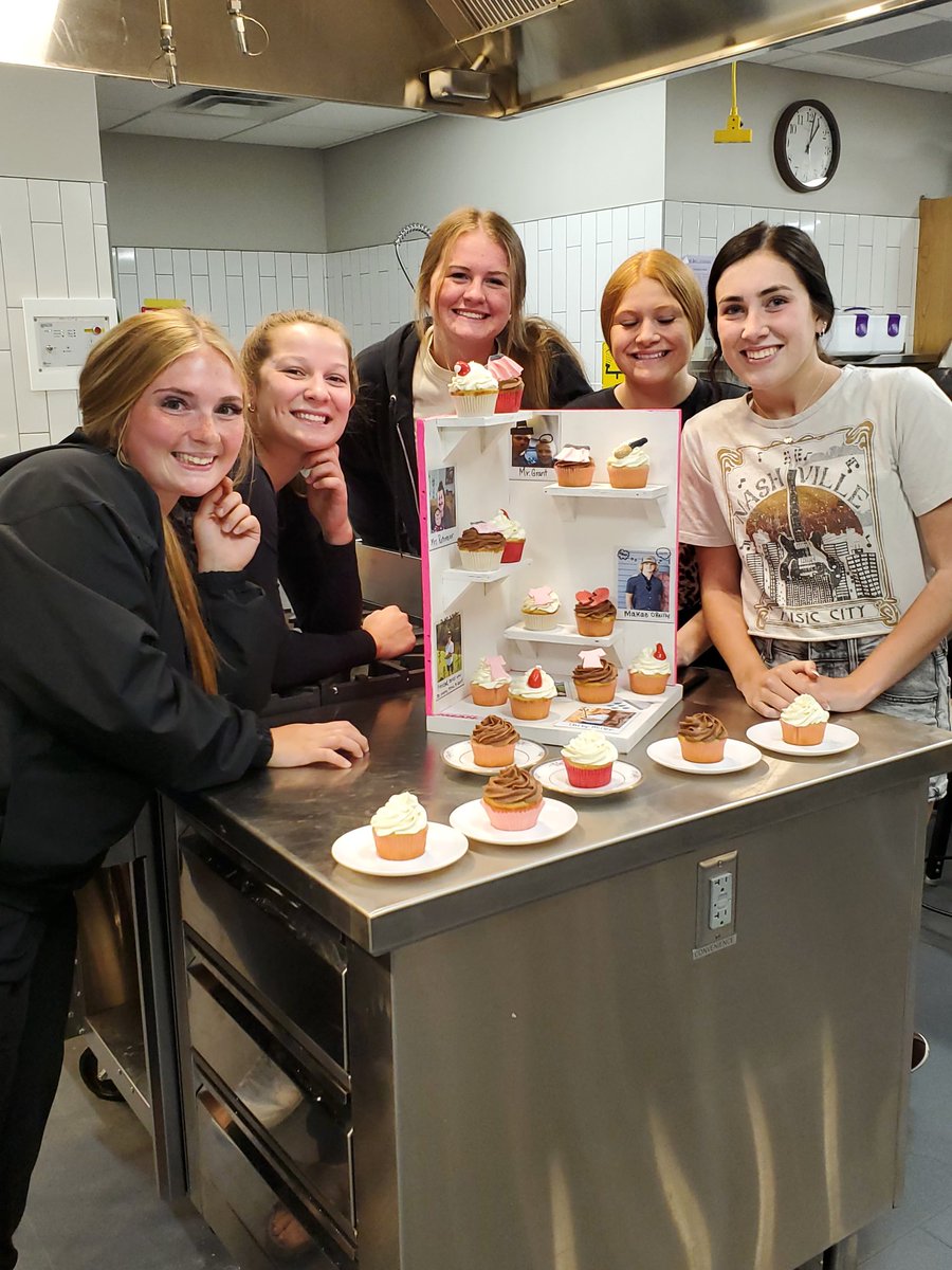 LagoshSandy's tweet photo. These Seniors outdid themselves in the Cupcake Wars challenge! @goodhueschool https://t.co/JlkF5WWmq8