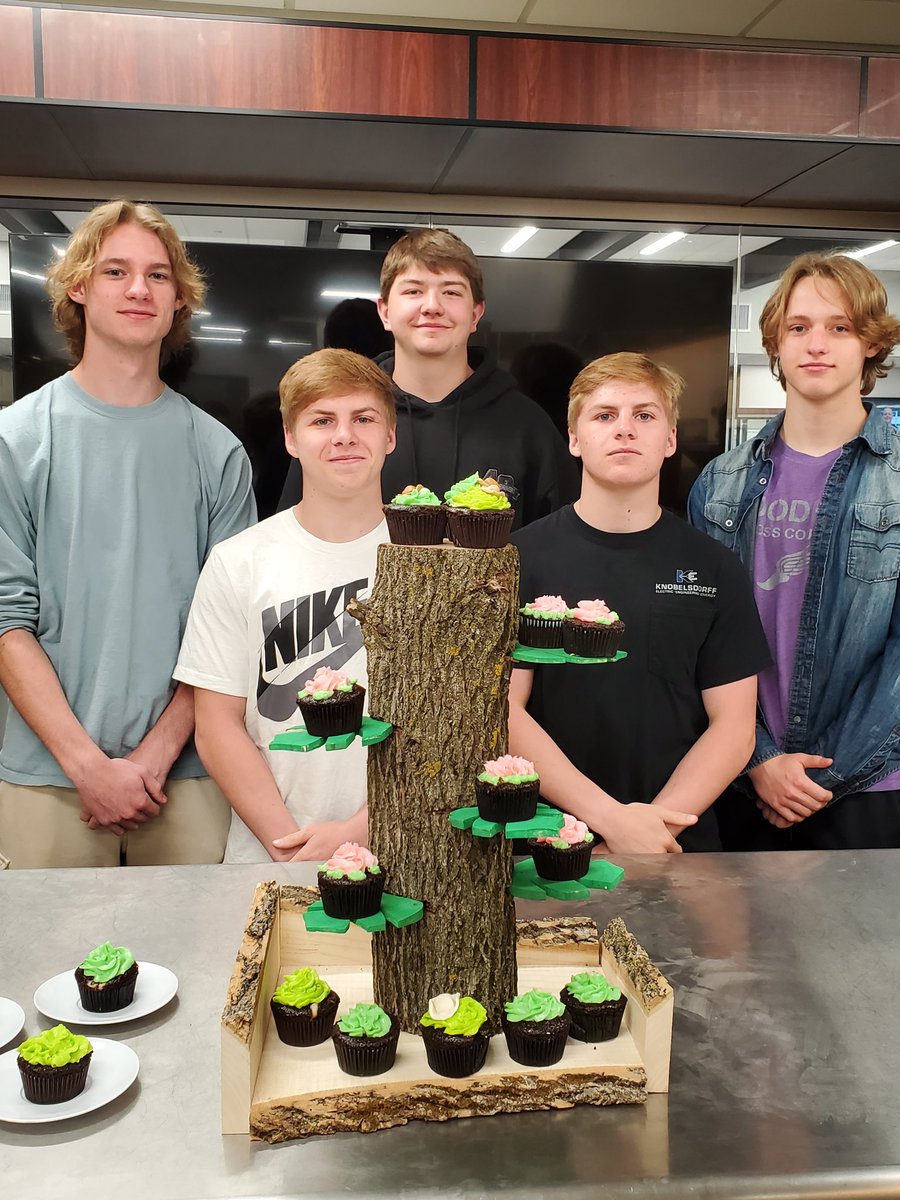 LagoshSandy's tweet photo. These Seniors outdid themselves in the Cupcake Wars challenge! @goodhueschool https://t.co/JlkF5WWmq8
