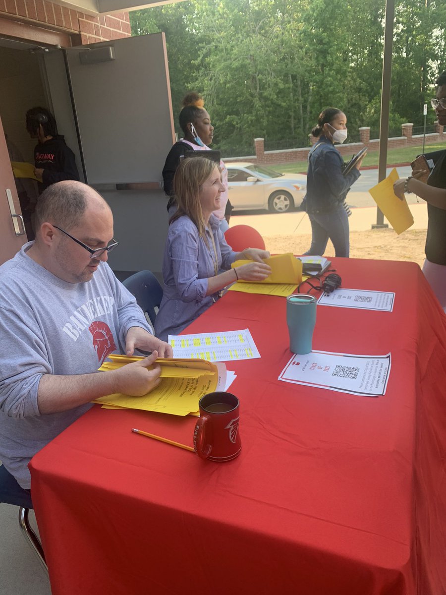 Thank you to <a href="/PatsELAClassBHS/">Patterson'sClassBHS</a> and @MsLucasBHS for greeting our seniors for senior clearance!! We rocked day 2!