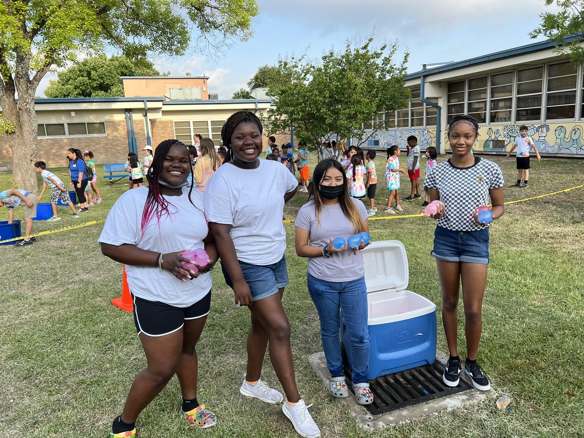 HUGE THANK YOU to <a href="/TRRoughRiderFB/">Roosevelt Rough Riders</a> @VolleyballTR <a href="/LadyRiderBaske1/">LadyRiderBasketball</a> for helping Walzem Field Day be successful! 🏖🎈🪢🏐💦<a href="/walzemNEISD/">Walzem Elementary NEISD</a>