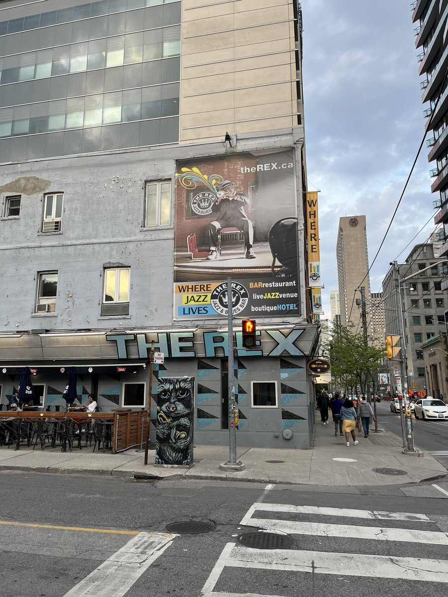 iMenchi's tweet photo. Decided to stop and take in a show at The Rex Hotel, Jazz & Blues Bar! It’ll be my first live music concert in probably at least 5 years. #RexHotelToronto https://t.co/UIDBPRlaxJ
