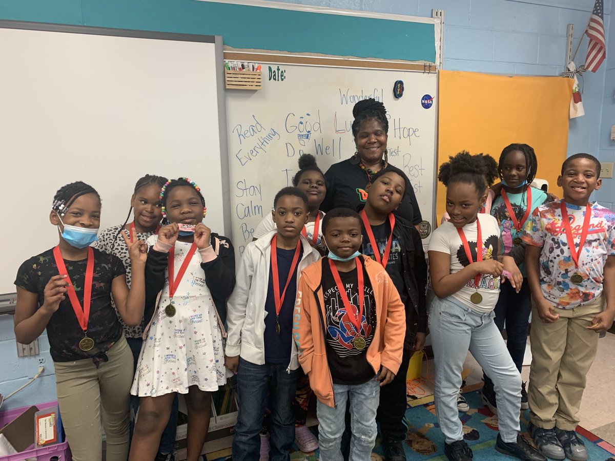 ⁦@RichlandOneSupe⁩ Thank you for the opportunity to READ-READ-READ and join your club. Ms. Thomas celebrated with Ms. Gasser’s 3rd grade class! Our medals are here!