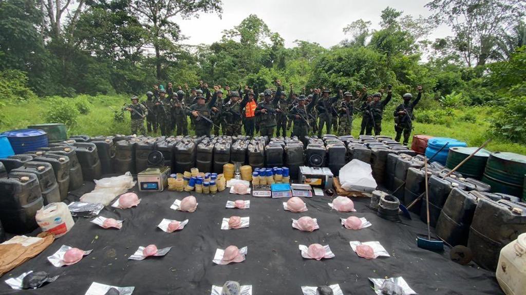 dhernandezlarez's tweet photo. En labores de patrullaje, URRAs de milicia Monagas, Miranda y Sucre, localizan en sector Santa María, mcpio Páez edo Apure campamento logístico TANCOL con 30 kg de cocaina, 7.800 lts de acetona, 2.000 lts de combustible aeronáutico JP1 y 230 Kg de soda cáustica. 
Apure es nuestro https://t.co/IKHblE92tZ