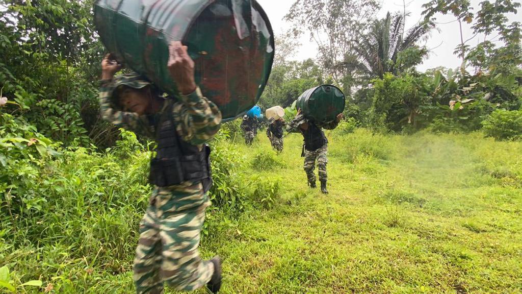 dhernandezlarez's tweet photo. En labores de patrullaje, URRAs de milicia Monagas, Miranda y Sucre, localizan en sector Santa María, mcpio Páez edo Apure campamento logístico TANCOL con 30 kg de cocaina, 7.800 lts de acetona, 2.000 lts de combustible aeronáutico JP1 y 230 Kg de soda cáustica. 
Apure es nuestro https://t.co/IKHblE92tZ