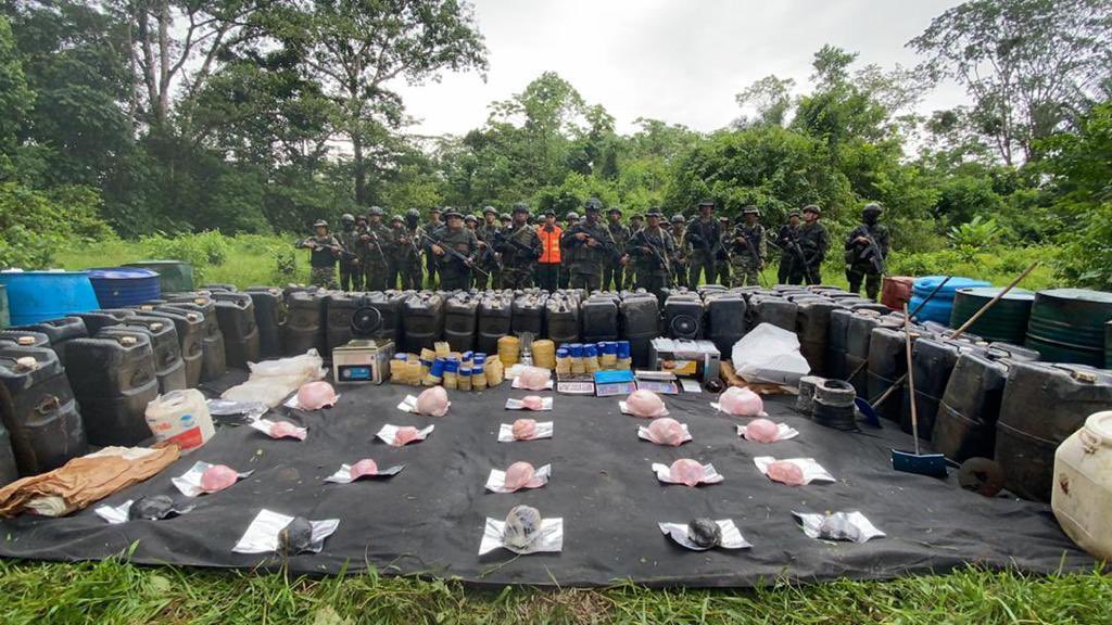 dhernandezlarez's tweet photo. En labores de patrullaje, URRAs de milicia Monagas, Miranda y Sucre, localizan en sector Santa María, mcpio Páez edo Apure campamento logístico TANCOL con 30 kg de cocaina, 7.800 lts de acetona, 2.000 lts de combustible aeronáutico JP1 y 230 Kg de soda cáustica. 
Apure es nuestro https://t.co/IKHblE92tZ