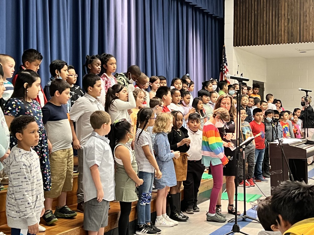 MsHernandezPCSD's tweet image. ❤️💙Our Oakside Owls did an AMAZING job at their spring concert today! We are so proud of them!❤️💙 #PeekskillStrong #OaksideOwls