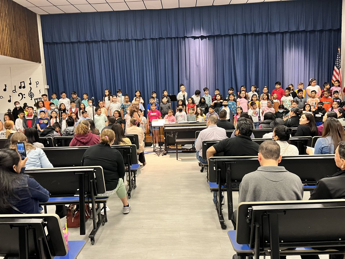 MsHernandezPCSD's tweet image. ❤️💙Our Oakside Owls did an AMAZING job at their spring concert today! We are so proud of them!❤️💙 #PeekskillStrong #OaksideOwls