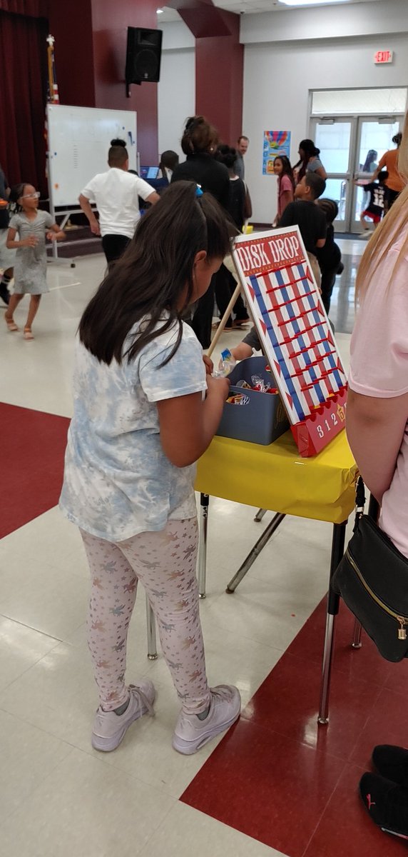 Lots of games, learning, and fun at Game Night tonight!  Thanks to students and parents for attending! #EagleFun 🎉🎉🎉