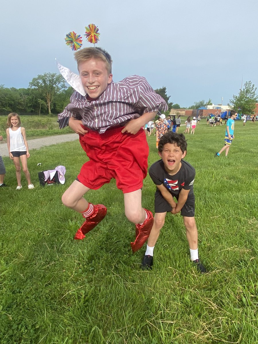 Today I’m grateful for the hard work and planning our amazing PE teacher, Ms. Moore, put into field day! Just look at the JOY on those faces! 💕🤩#RBE7DaysOfGratitude <a href="/RyanRLink/">Ryan Link</a> @MrsCrossgrove