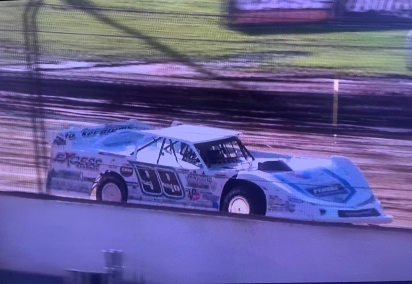 Tuckerdrums's tweet photo. I’m sitting on my couch in #LasVegas watching @WoOLateModels on @dirtvision drinking a @BuschBeer Lets go #TeamBriggchards. #Chubzilla is a bonus tonight! https://t.co/8vXpz84uko