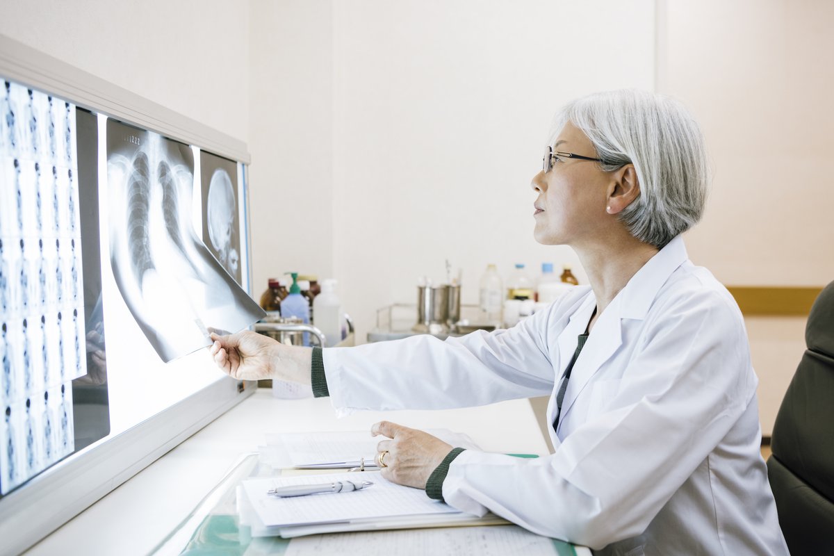 Using #AI to analyze chest radiographs can better identify those with potentially serious health issues — and even help patients reduce healthcare costs &amp; make lifestyle modifications “to achieve better medical and financial outcomes," a UCSF study finds. ucsfh.org/3lsSuhm