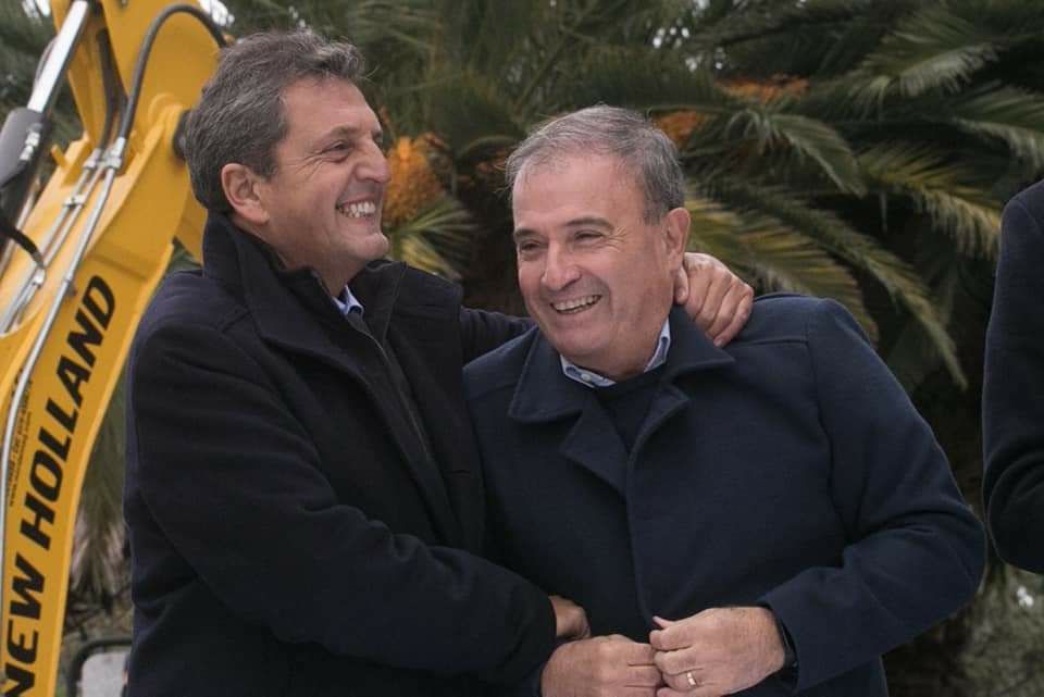 pedropesatti's tweet photo. Le agradezco a @SergioMassa su visita a Viedma y su ayuda para la nueva terminal.

En todos los tiempos las actitudes q sirven son las q construyen. 

La obra de la terminal de Viedma es consecuencia de una actitud.

Acentuar las afinidades y olvidar las diferencias: la actitud. https://t.co/FBnY1NfMNS