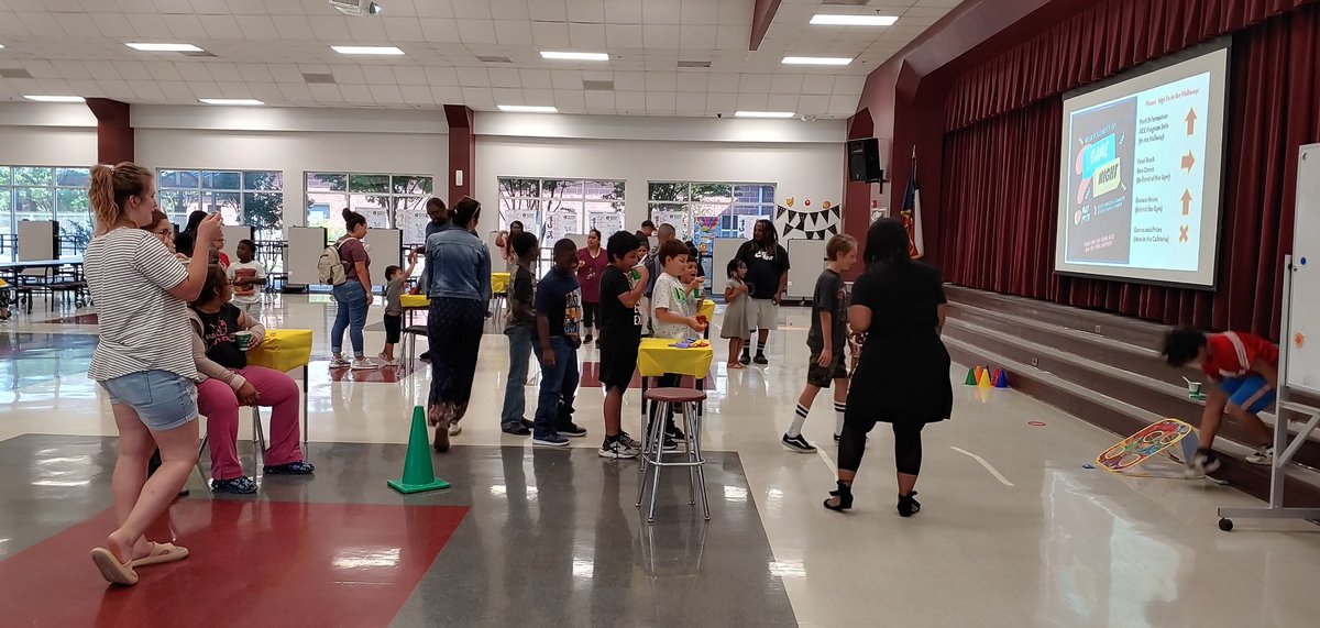 Signing in and signing up for a great night of fun! #HearneGameNight #ParentsAsPartners #PKRoundUp