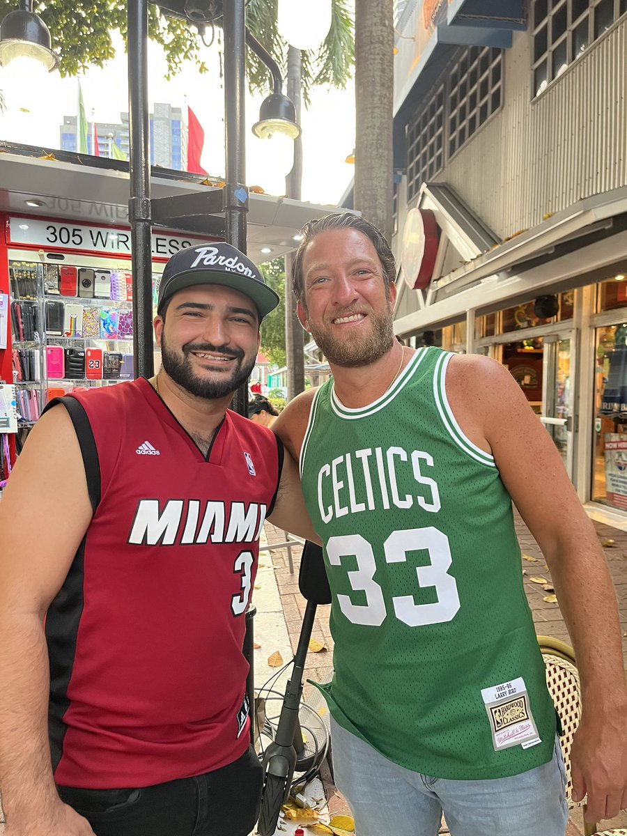 michaelgomez023's tweet photo. Heat in 4! And High Noon to the Moon!!! @barstoolsports @highnoonsunsips @nooners @stoolpresidente https://t.co/Rk7CpnaNTj