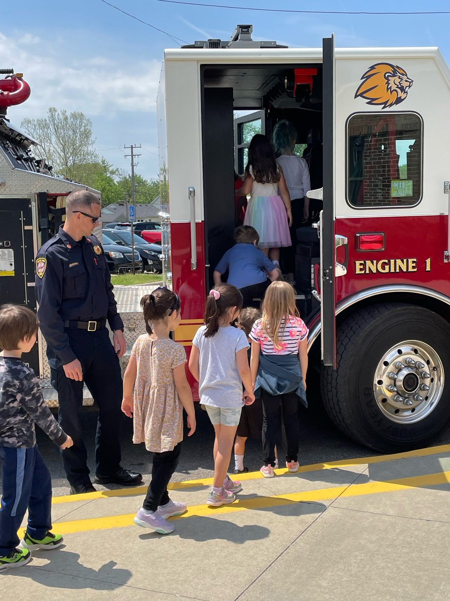 RussellsKinders's tweet photo. Ff is for Firefighter! 👨‍🚒❤️🚒 Thanks to Mr. Weir for visiting the Bartlett kindergarten classes today. They loved it! @SLCSBartlett https://t.co/C7RWqW3tHT