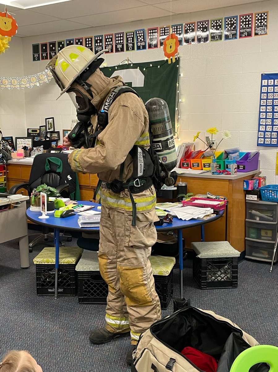RussellsKinders's tweet photo. Ff is for Firefighter! 👨‍🚒❤️🚒 Thanks to Mr. Weir for visiting the Bartlett kindergarten classes today. They loved it! @SLCSBartlett https://t.co/C7RWqW3tHT