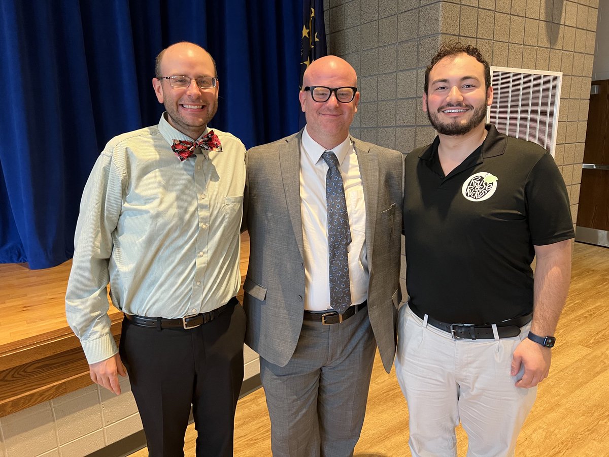 Congrats ⁦<a href="/CHRISMETTERT/">@CHRISMETTERT</a>⁩ on being ENSC’s District Teacher of the Year!!! So proud!!