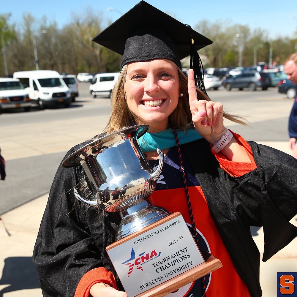 CuseIce's tweet photo. 2️⃣0️⃣2️⃣2️⃣ grads pt. 1🎓🎉 https://t.co/Lkmi9mhdir