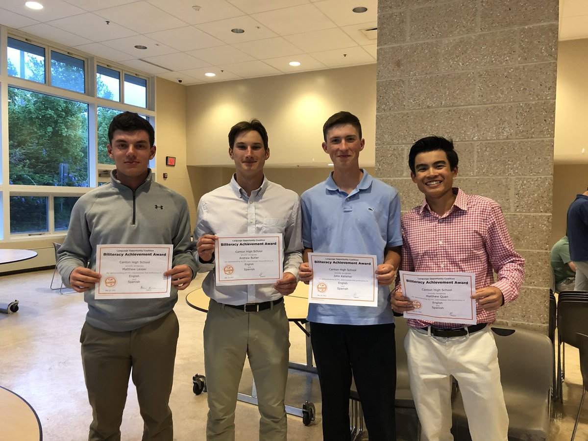 bulldog_chs's tweet photo. los chicos de beisbol en la noche de idiomas https://t.co/CtO6BIjtpc