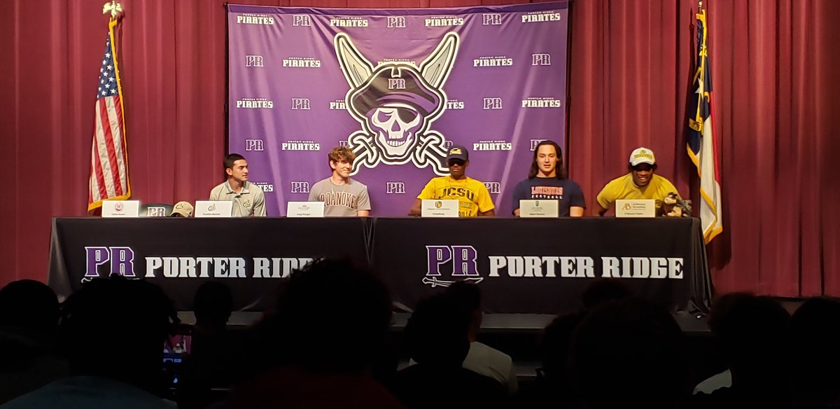 Charlotte_Hoyas's tweet photo. It's always a great day when we see our guys sign and commit to playing at the next level! @WengerGregory (@RoanokeMBB) and @CJANTHONYY12 (@JCSUFootball)  Congratulations Hoyas! #CharlotteHoyas #WeGotNow #NewBalanceHoops #GrassrootsHoops #StudentAthletes #Family #WeRPR https://t.co/LRBXu6yKWT