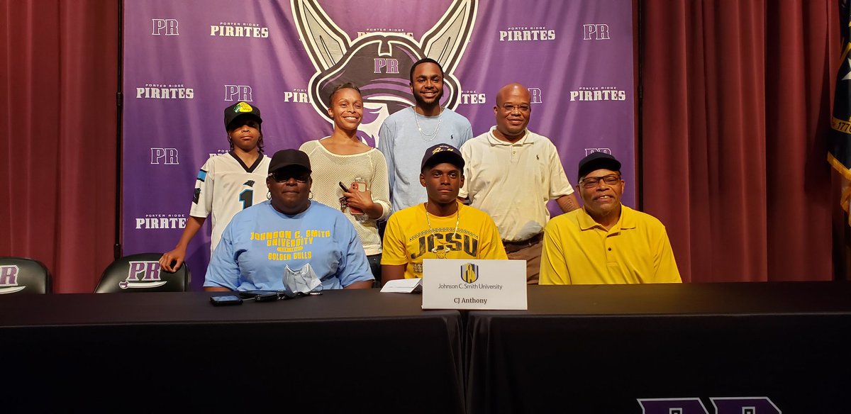 Charlotte_Hoyas's tweet photo. It's always a great day when we see our guys sign and commit to playing at the next level! @WengerGregory (@RoanokeMBB) and @CJANTHONYY12 (@JCSUFootball)  Congratulations Hoyas! #CharlotteHoyas #WeGotNow #NewBalanceHoops #GrassrootsHoops #StudentAthletes #Family #WeRPR https://t.co/LRBXu6yKWT