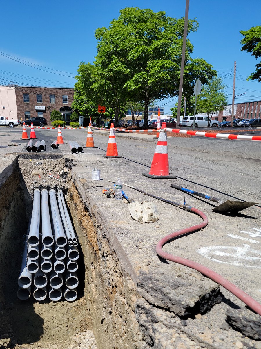 twdx_ip's tweet photo. Week 3 in construction of our new joint-use #fiber optic communications trench in Third Avenue. This is at #Somerville's Inner Belt #carrierhotel area in #Boston.
#DigOnce #OpenAccess #interconnection #EngineeringInPlainSight #datacenter #internet https://t.co/N1ECzpsl3H