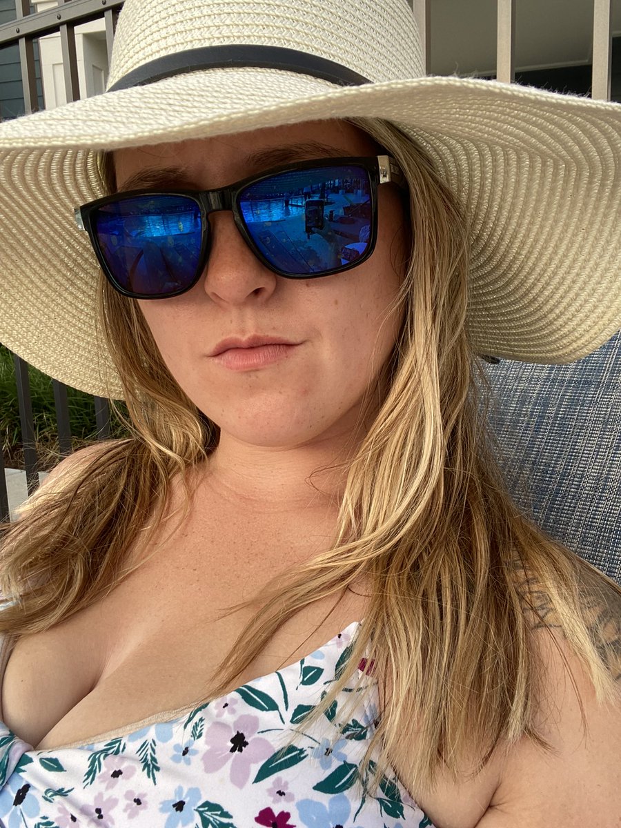 MomOnAMission69's tweet photo. Pool dazzzzzee 🌴💕 https://t.co/aJWWszR80H