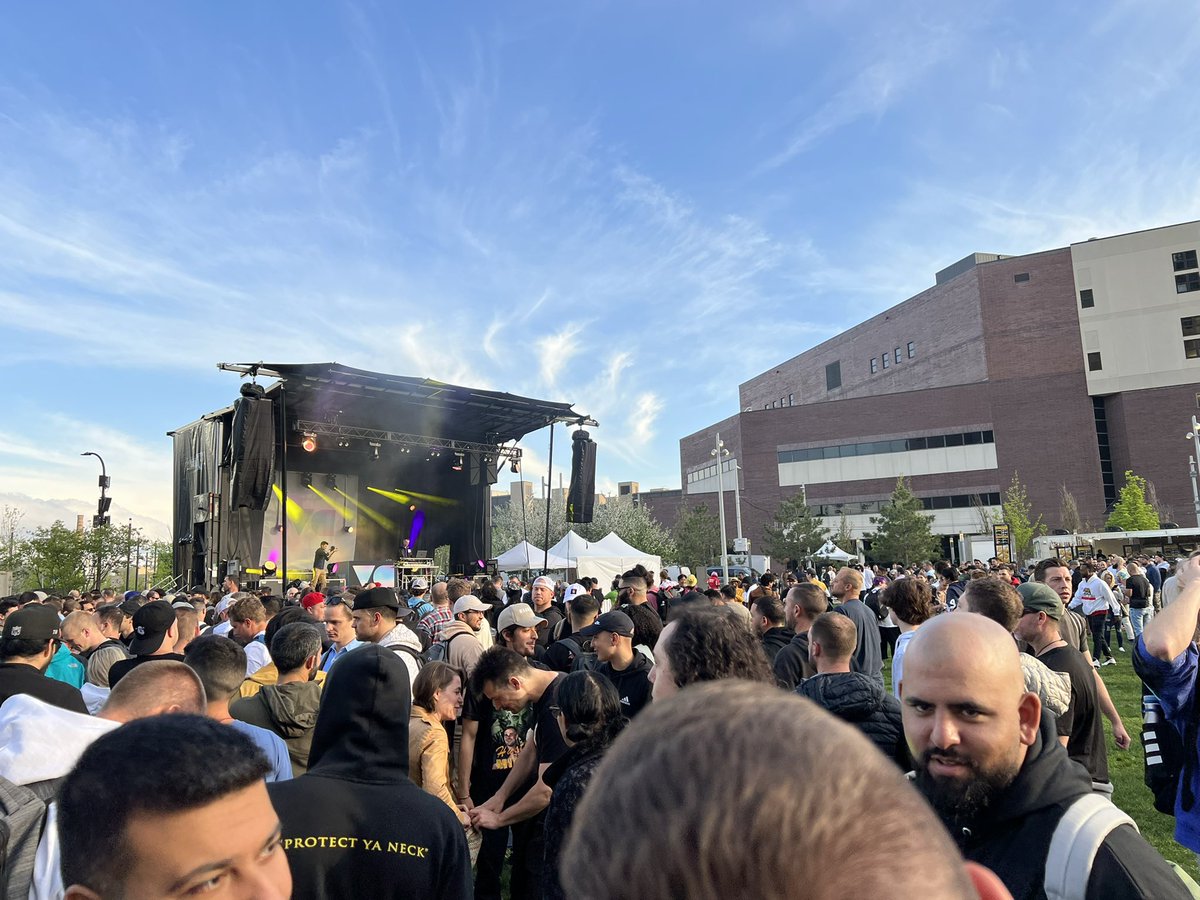 I can't bring these back to 🇨🇦 anyone looking for signed bottle?

#VeeFriends #veecon2022 #empathywine