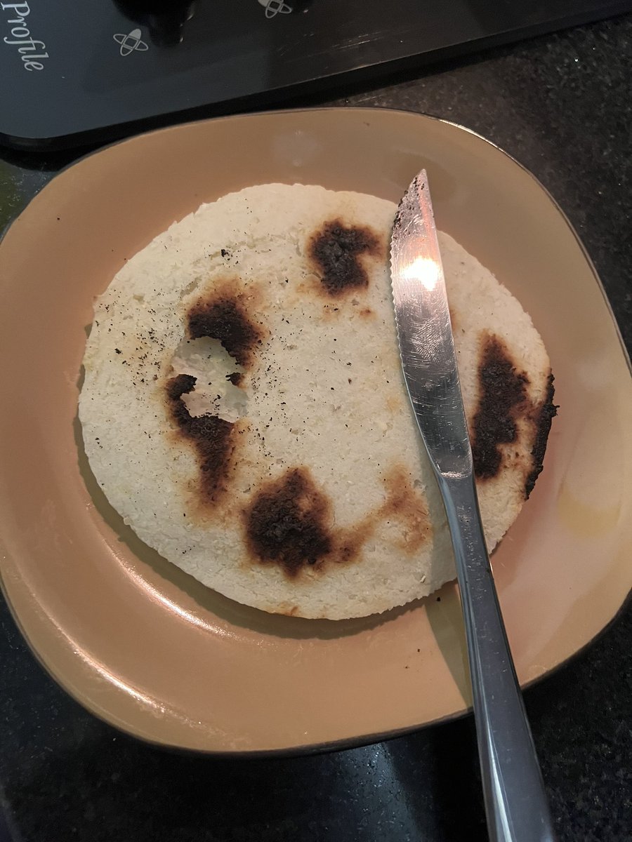 Mariaquiroga123's tweet photo. Quemar arepas para después tener que rasparlas es mi hobby. ¿El tuyo? https://t.co/934ECT49bG