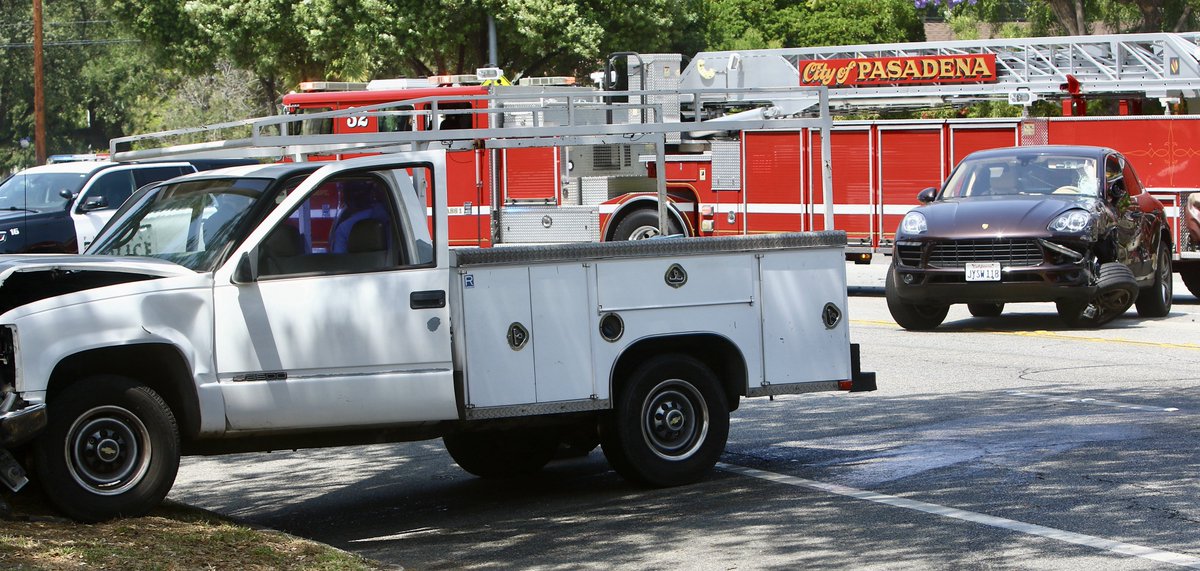 ShorealoneFilms's tweet photo. #PasadenaFD along w/ #PasadenaPD on scene today @ Allen & Paloma w/ this 2 car TC into a tree. 05-19-22 https://t.co/NzsWlPzTCA