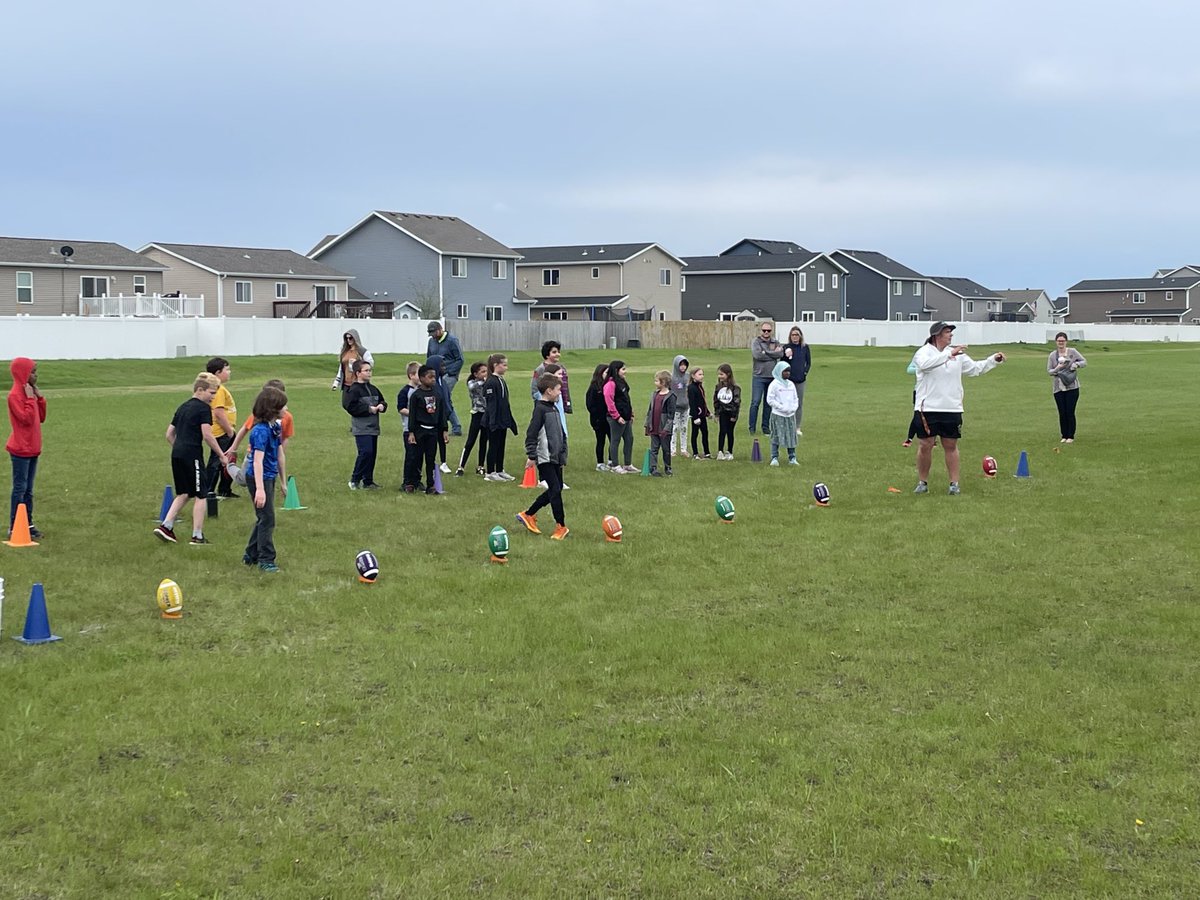 MHDspudFootball's tweet photo. What a GREAT day to be a SPUD!! Big Thank you to ours FB players on helping out at Field Day - lots of energy from both the SGR kids and our HS kids!!
#TheseDaysAreTheBest
#CompeteAndHaveFun
#Winas1 https://t.co/DiaSHk4IDh