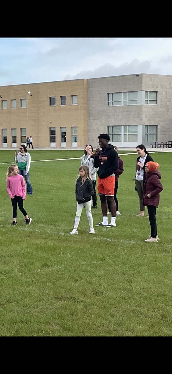 MHDspudFootball's tweet photo. What a GREAT day to be a SPUD!! Big Thank you to ours FB players on helping out at Field Day - lots of energy from both the SGR kids and our HS kids!!
#TheseDaysAreTheBest
#CompeteAndHaveFun
#Winas1 https://t.co/DiaSHk4IDh