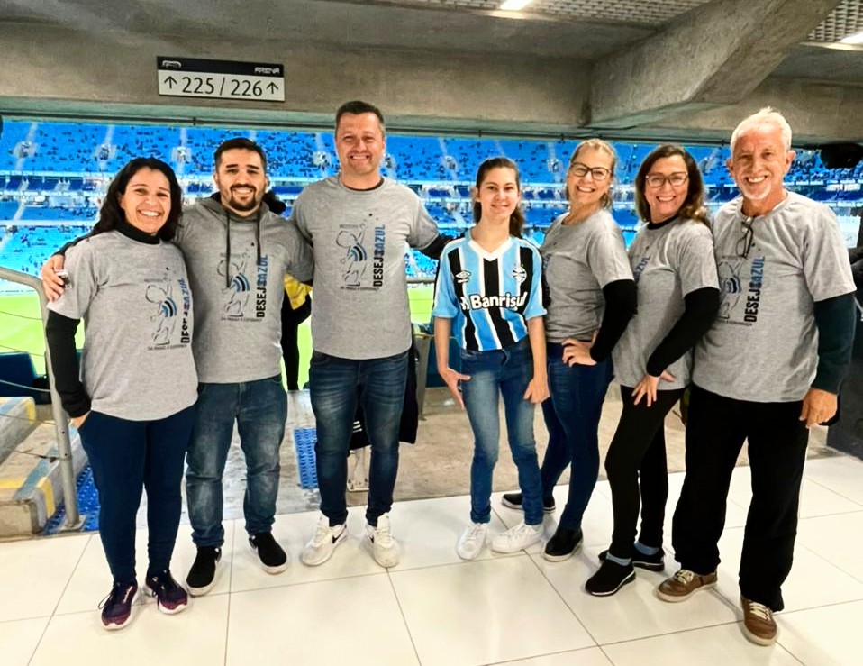 Sthefany recentemente ganhou a camiseta oficial do <a href="/gremio/">Grêmio FBPA</a>. Hoje foi na <a href="/todosnaarena/">Arena do Grêmio</a> ver a partida do Tricolor com a colaboração dos voluntarios <a href="/tatileal21/">Tati</a> <a href="/lucashleal/">lucas leal</a> André Coelho, Rosane Coelho e Cris Coelho.