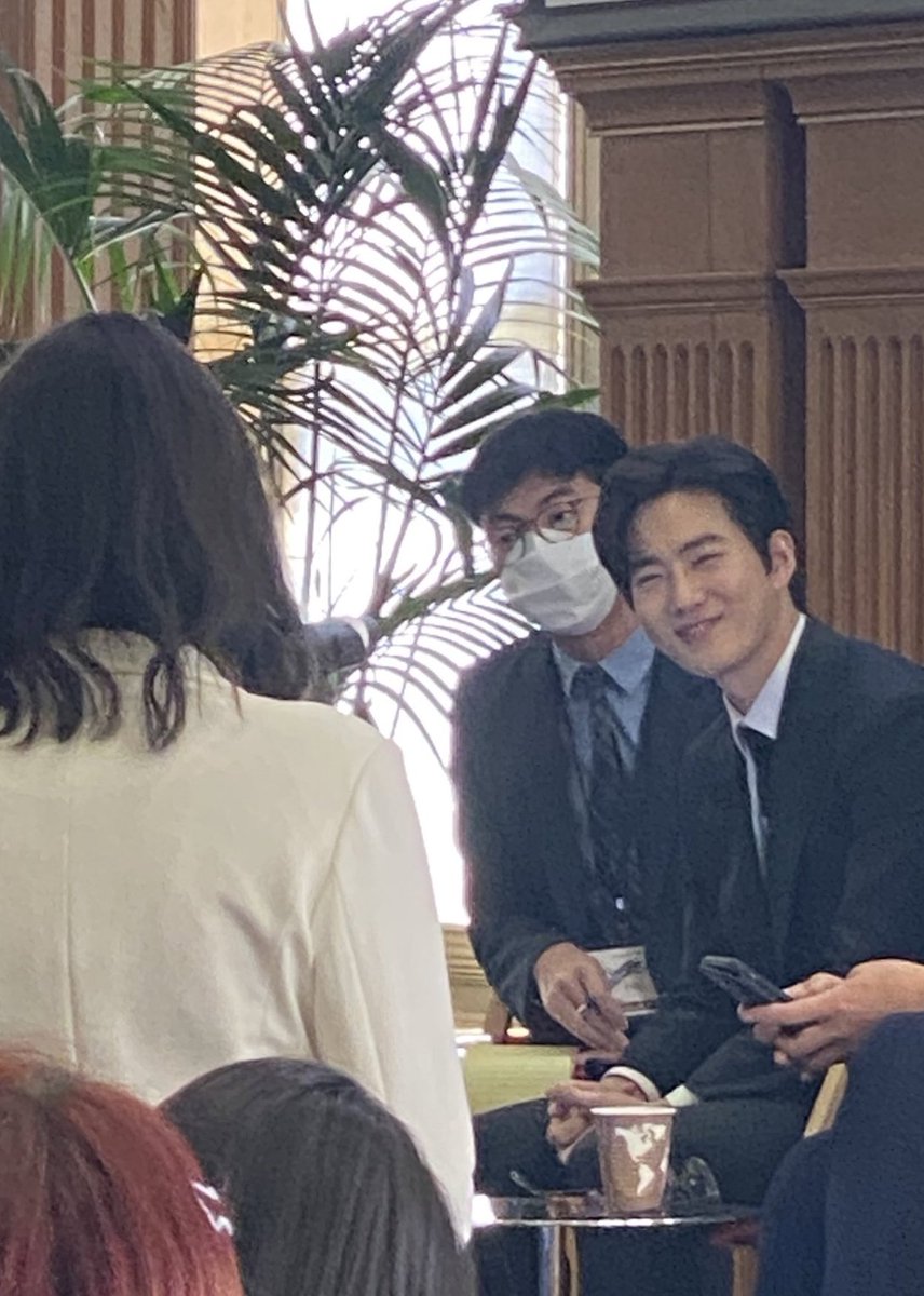 lightdrop_xo's tweet photo. 김준면 이남자는.. 
스탠퍼드 강연에서도 팬만 있으면 언제어디서든 눈으로 마카롱 꿉는다 .... https://t.co/NEPmy12dGr