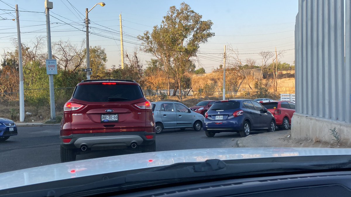 JorgeValeramtz's tweet photo. @vialidadgdl y esto es todos los jueves por av José partes Arias @Trafico_ZMG  @CUCEA_OFICIAL estacionados, sobre avenida @vialidadjal https://t.co/fekfcNeGPa