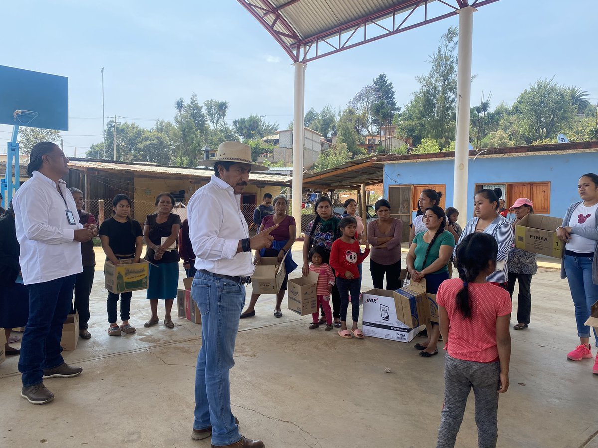 afodepoac's tweet photo. Llegué a San Idelfonso Ozolotepec, San Mateo Río Hondo, en donde tuve la oportunidad de platicar con mujeres que buscan una mejor vida para su #familia por eso desde #AFODEPO contribuimos para que produzcan alimentos para venta y consumo personal. @amelio_p https://t.co/7sUUywZmzB