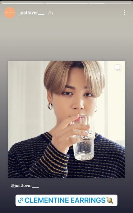 UpdateParkJimin's tweet photo. 📝| A marca também compartilhou no stories do Instagram a foto do Jimin usando os brincos com links de compra, sendo enviados para todo o mundo ☺️

🖇: https://t.co/YagpenUDTT https://t.co/gLCcbnQ9Fk