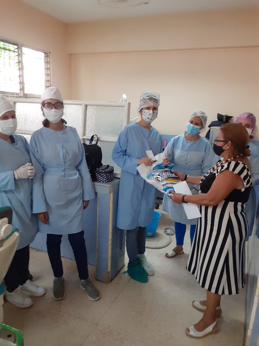 Especialistas de Proteccion al Consumidor de La Direccion Estatal de Comercio de Ciego de Avila hacen entrega de reconocimiento a la ganadora Melissa Rodriguez Recio por obtener el 1er Lugar de la Categoria Juvenil en la Modalidad de Investigacion
#LatirAvileño 
#Cuba