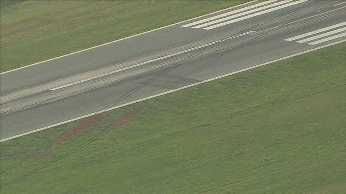 aeroxplorer's tweet image. Earlier today, an American Airlines Boeing 737-800 aircraft skid off the runway at Charlotte Douglas International Airport. Flight 775 was taking off on runway 18L when it veered off the runway and into the grass adjacent to the runway.

📸: wsoctv 

#incident #runwayexcursion